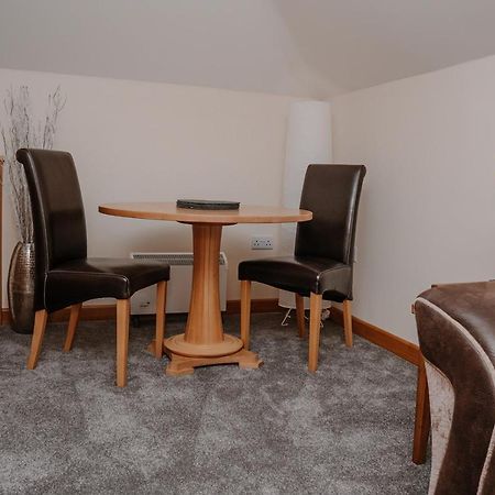 Lovely New 1 Bedroom Loft Apartment With On Drive Parking Trowbridge Exteriör bild