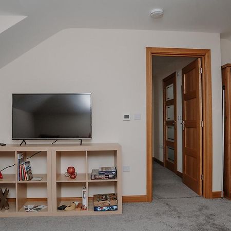 Lovely New 1 Bedroom Loft Apartment With On Drive Parking Trowbridge Exteriör bild