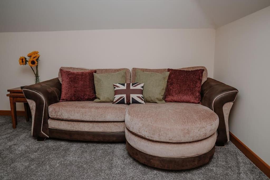 Lovely New 1 Bedroom Loft Apartment With On Drive Parking Trowbridge Exteriör bild