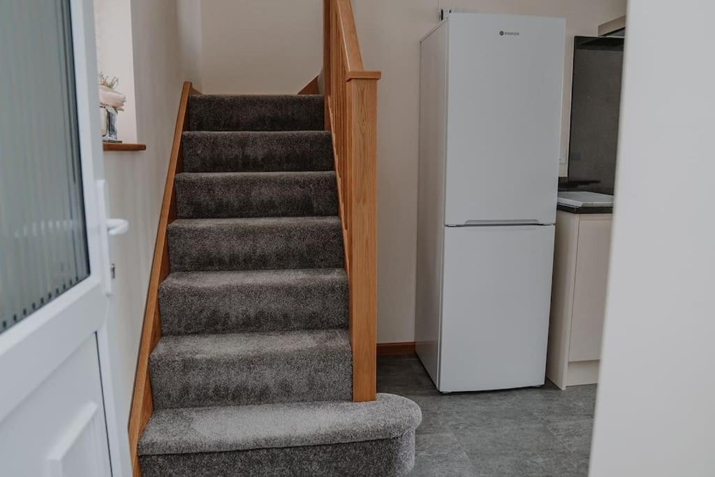 Lovely New 1 Bedroom Loft Apartment With On Drive Parking Trowbridge Exteriör bild