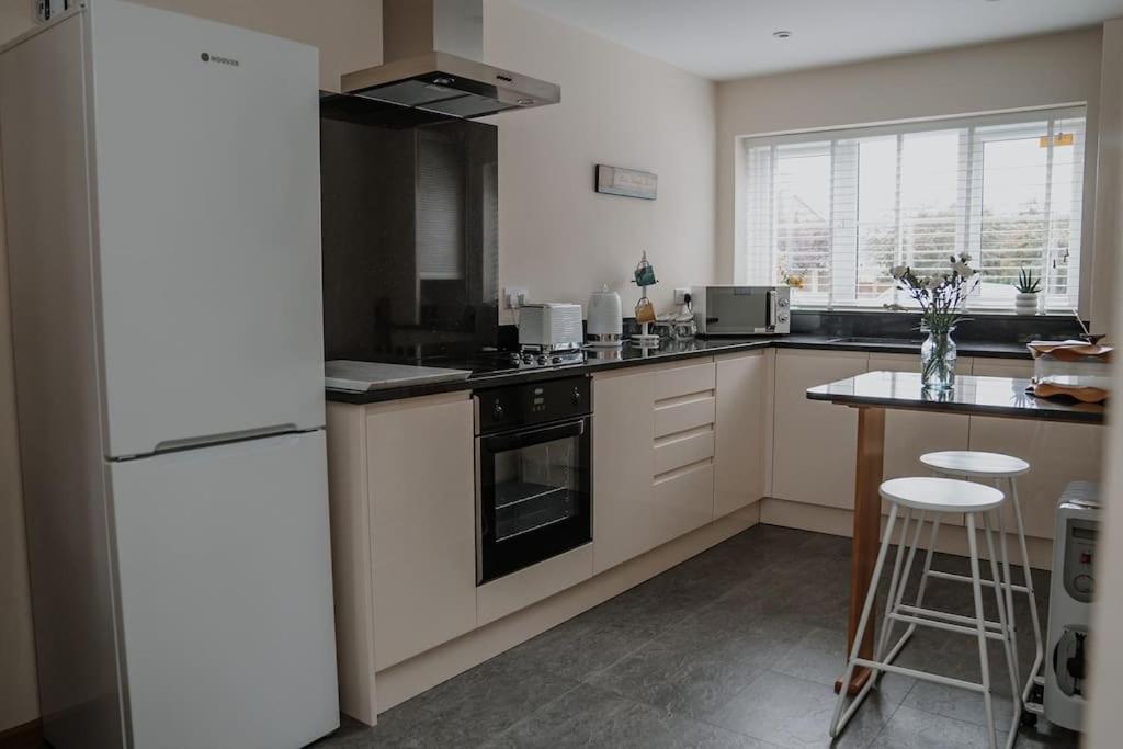 Lovely New 1 Bedroom Loft Apartment With On Drive Parking Trowbridge Exteriör bild
