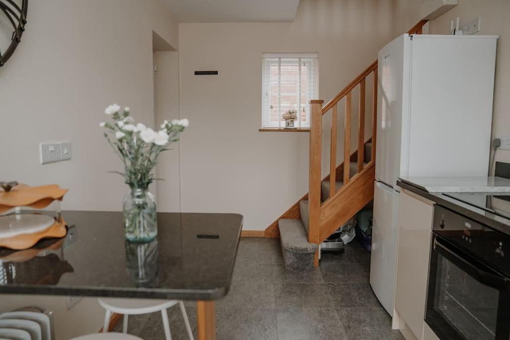 Lovely New 1 Bedroom Loft Apartment With On Drive Parking Trowbridge Exteriör bild