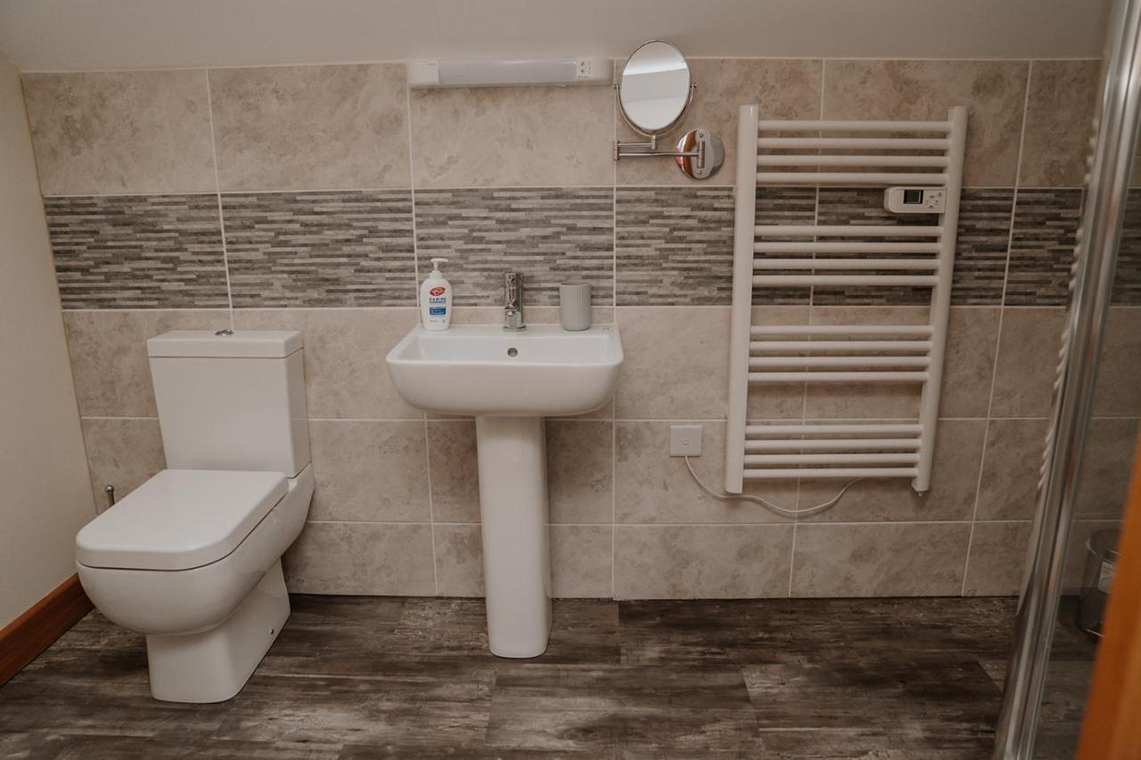 Lovely New 1 Bedroom Loft Apartment With On Drive Parking Trowbridge Exteriör bild