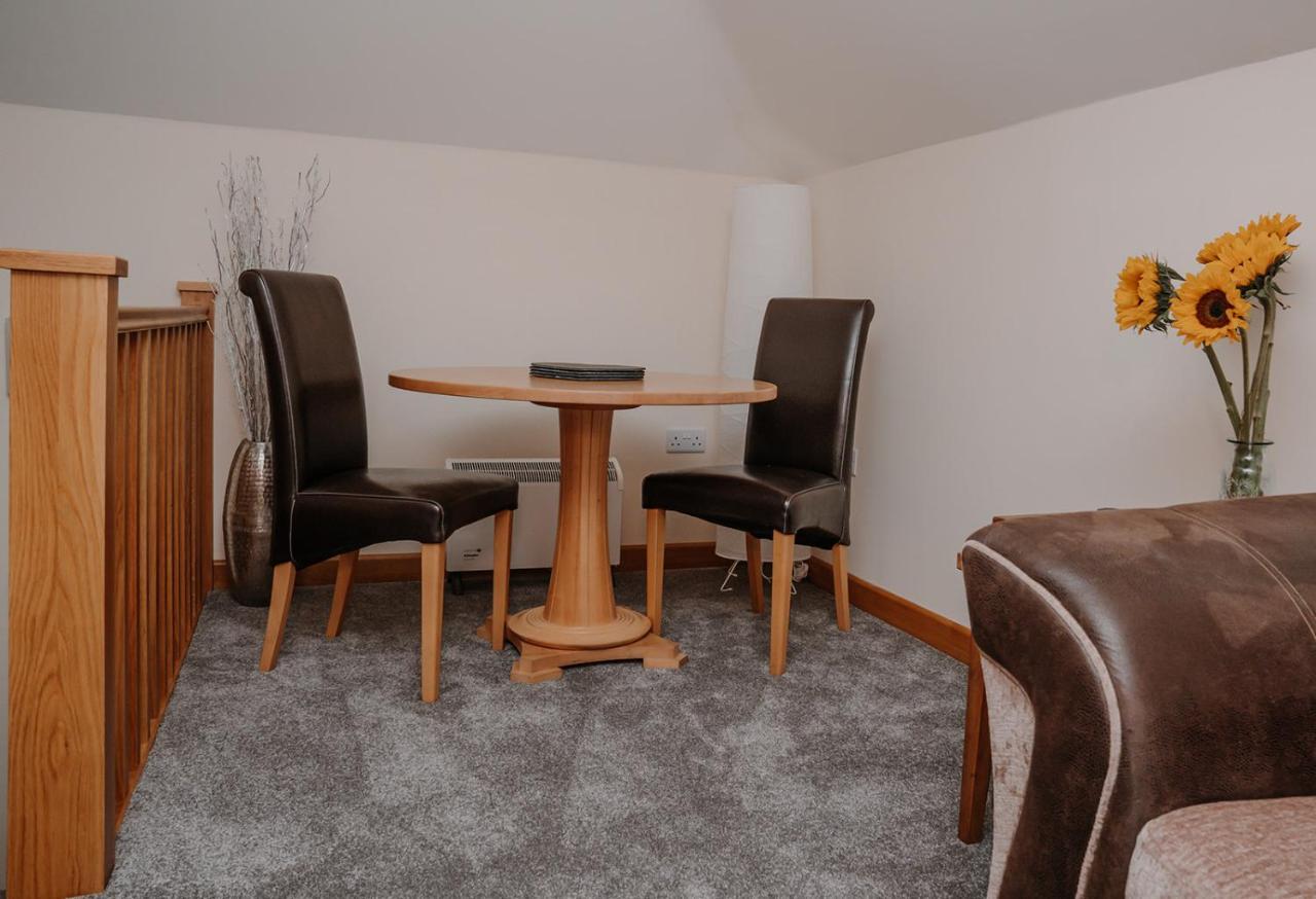 Lovely New 1 Bedroom Loft Apartment With On Drive Parking Trowbridge Exteriör bild