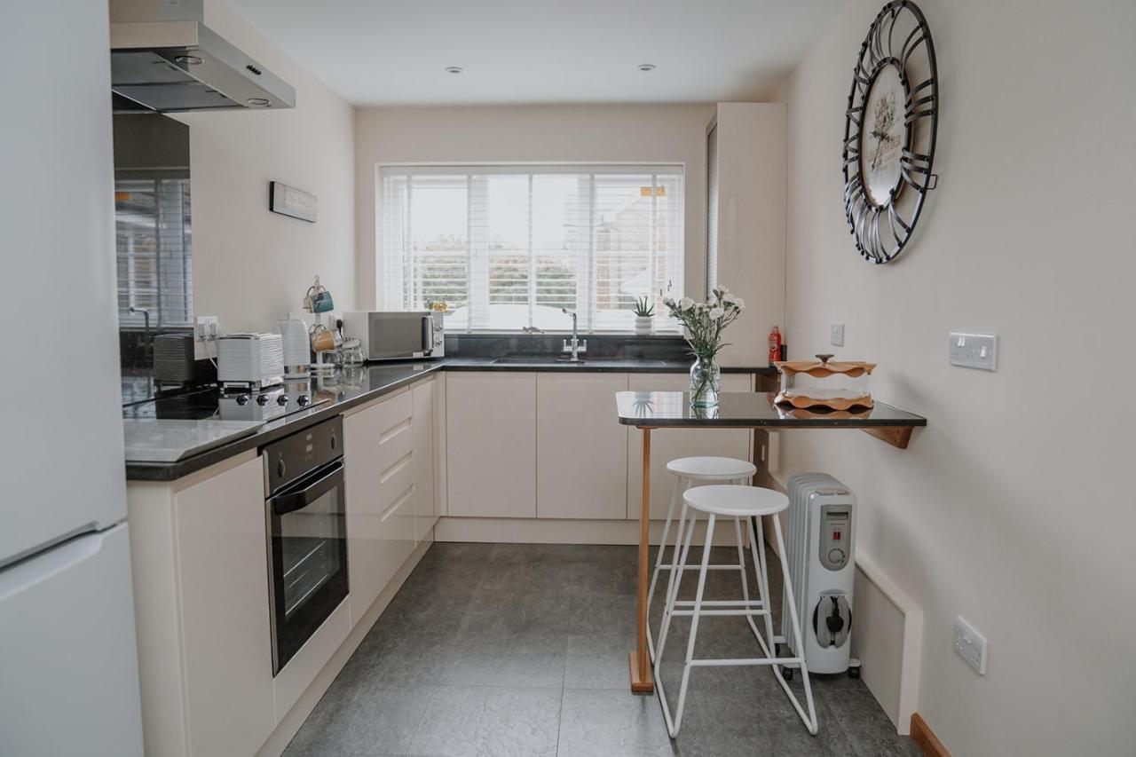 Lovely New 1 Bedroom Loft Apartment With On Drive Parking Trowbridge Exteriör bild