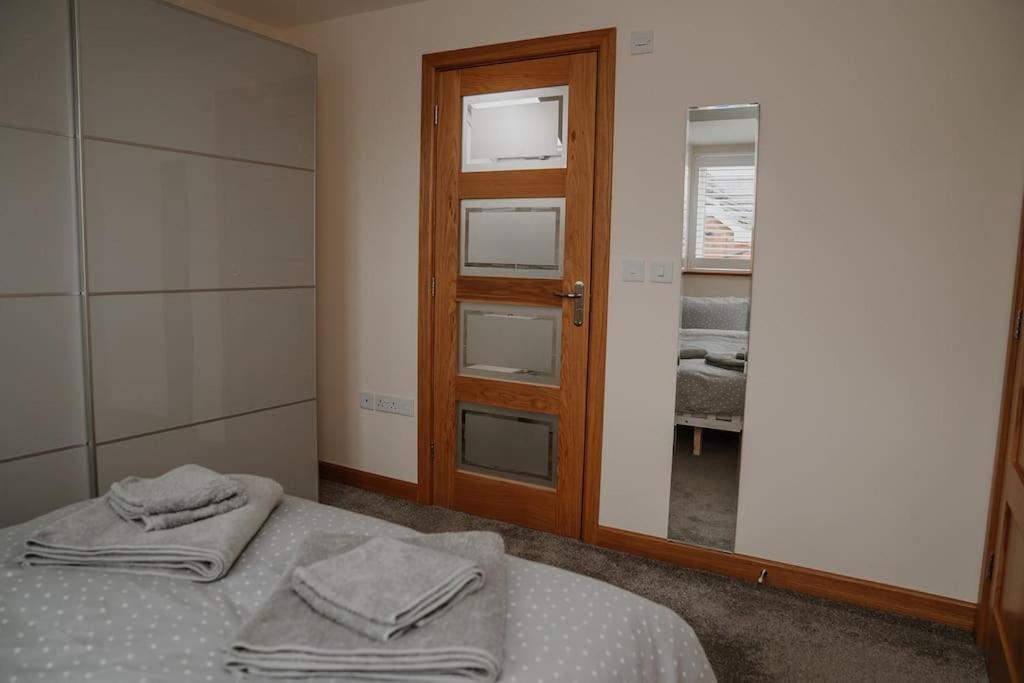 Lovely New 1 Bedroom Loft Apartment With On Drive Parking Trowbridge Exteriör bild