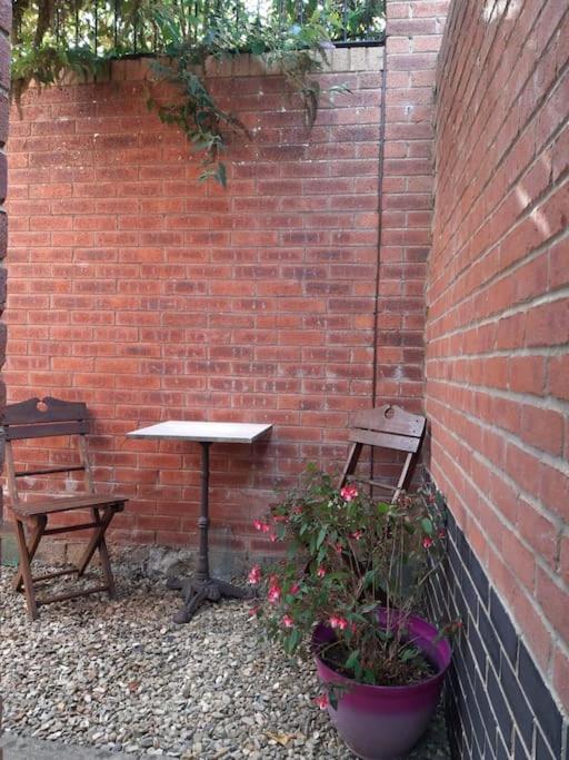 Lovely New 1 Bedroom Loft Apartment With On Drive Parking Trowbridge Exteriör bild