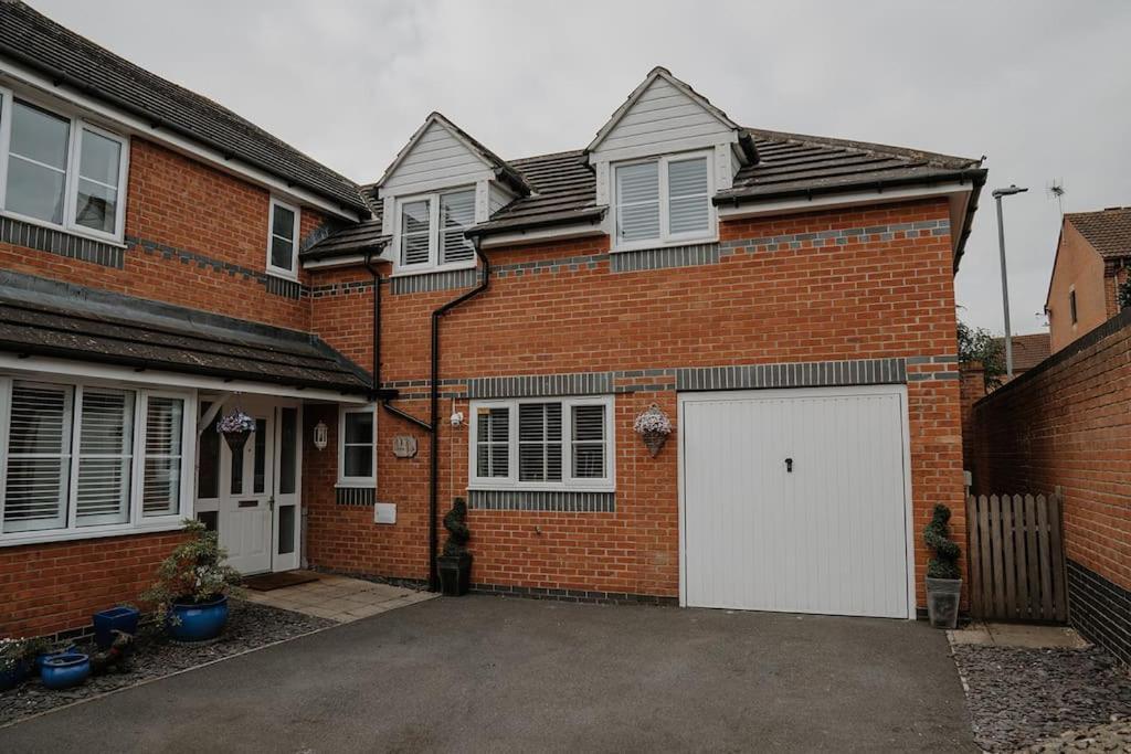 Lovely New 1 Bedroom Loft Apartment With On Drive Parking Trowbridge Exteriör bild
