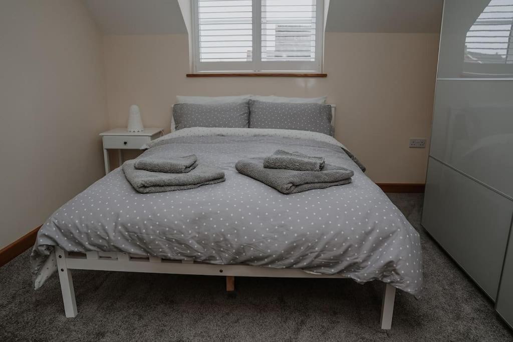 Lovely New 1 Bedroom Loft Apartment With On Drive Parking Trowbridge Exteriör bild