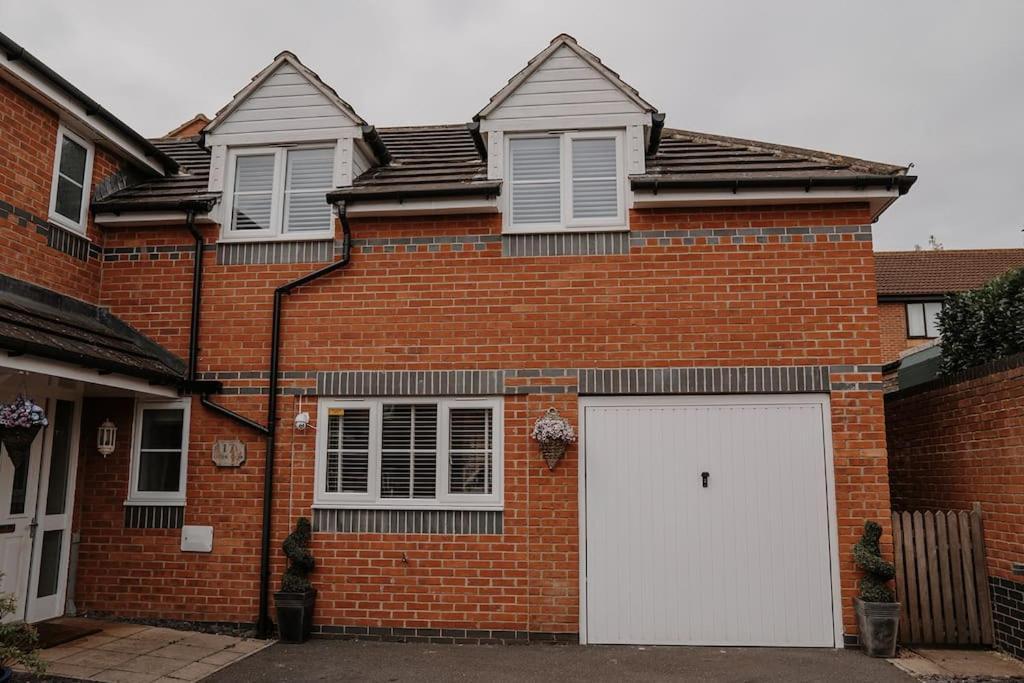 Lovely New 1 Bedroom Loft Apartment With On Drive Parking Trowbridge Exteriör bild