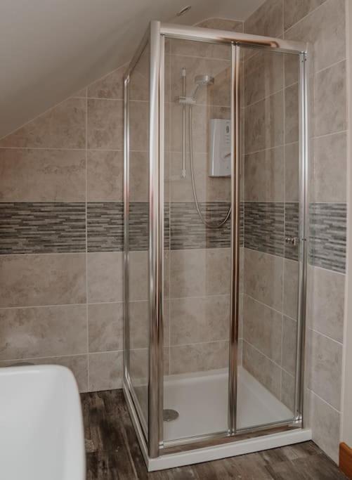 Lovely New 1 Bedroom Loft Apartment With On Drive Parking Trowbridge Exteriör bild