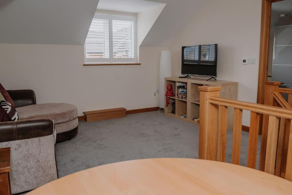 Lovely New 1 Bedroom Loft Apartment With On Drive Parking Trowbridge Exteriör bild