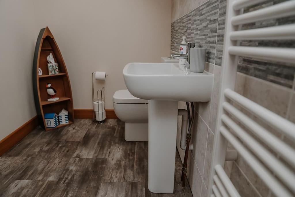 Lovely New 1 Bedroom Loft Apartment With On Drive Parking Trowbridge Exteriör bild