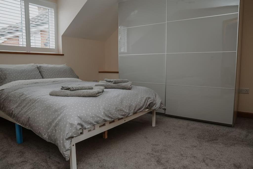 Lovely New 1 Bedroom Loft Apartment With On Drive Parking Trowbridge Exteriör bild