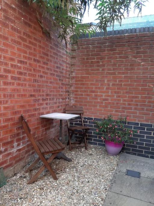 Lovely New 1 Bedroom Loft Apartment With On Drive Parking Trowbridge Exteriör bild