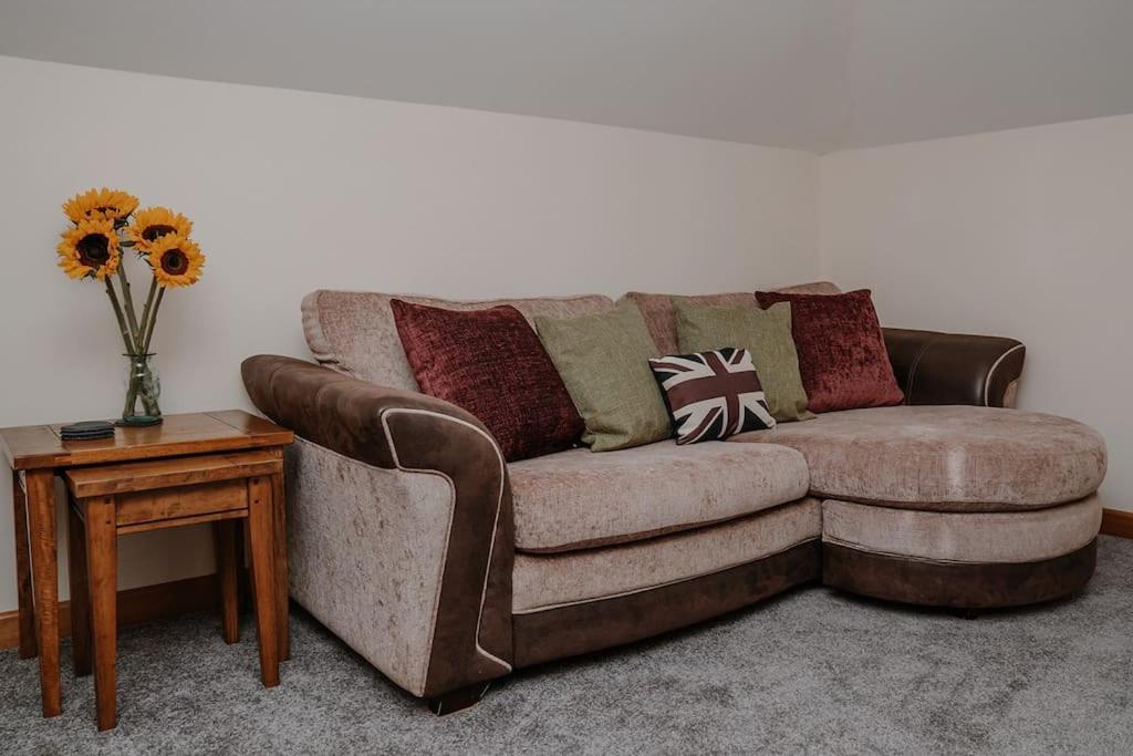 Lovely New 1 Bedroom Loft Apartment With On Drive Parking Trowbridge Exteriör bild