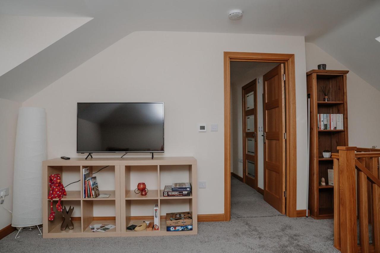 Lovely New 1 Bedroom Loft Apartment With On Drive Parking Trowbridge Exteriör bild
