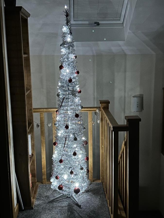 Lovely New 1 Bedroom Loft Apartment With On Drive Parking Trowbridge Exteriör bild